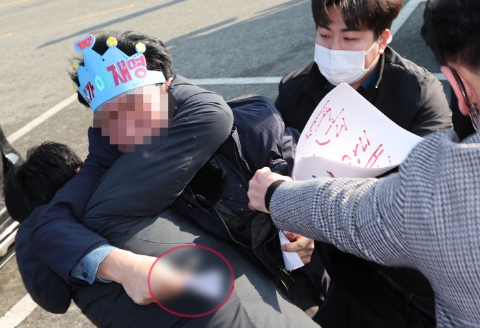 2일 오전 부산 강서구 대항전망대에서 이재명 더불어민주당 대표를 흉기로 피습한 옹의자가 흉기를 든 채 경찰에 제압되고 있다.