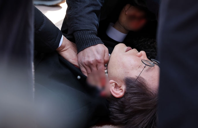 이재명 더불어민주당 대표가 2일 오전 부산 강서구 대항전망대를 방문해 가덕신공항 건설 예정지를 둘러본 뒤 흉기 피습을 당해 쓰러져 있다.