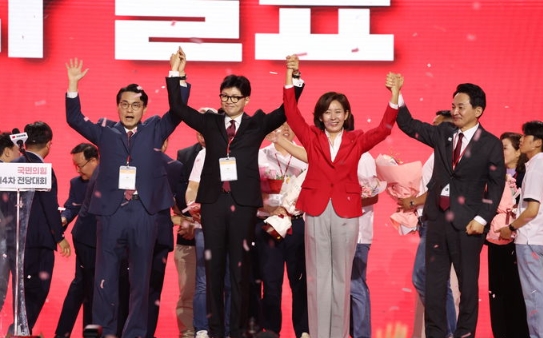 한동훈 국민의힘 신임 당대표가 23일 경기 고양 킨텍스에서 열린 제4차 국민의힘 전당대회에서 당대표로 선출된 뒤 당 대표 후보들과 손을 맞잡고 있다. 2024.07.23.
