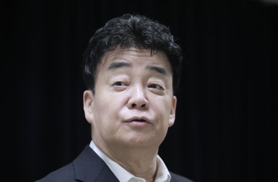 백종원 더본코리아 대표가 28일 서울 서초구의 한 회의공간에서 열린 더본코리아 주주총회에 참석해 취재진 질문에 답하고 있다. 2025.03.28. jhope@newsis.com